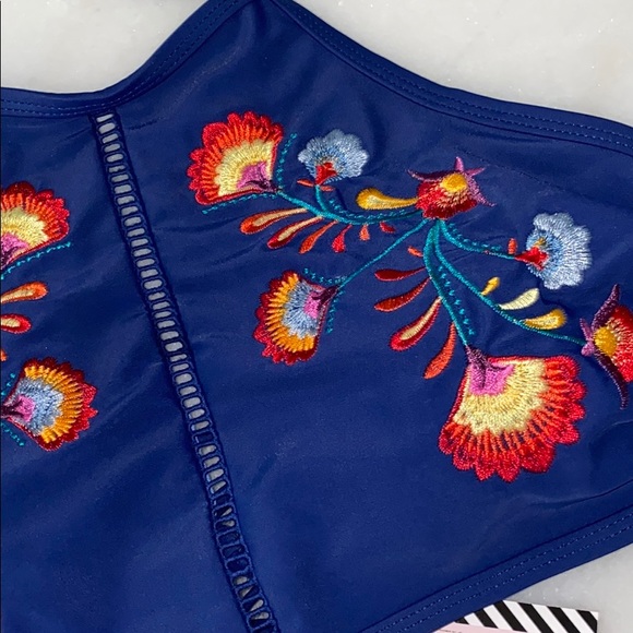 🌊Embroidered High Neck Bikini Top - Picture 8 of 8